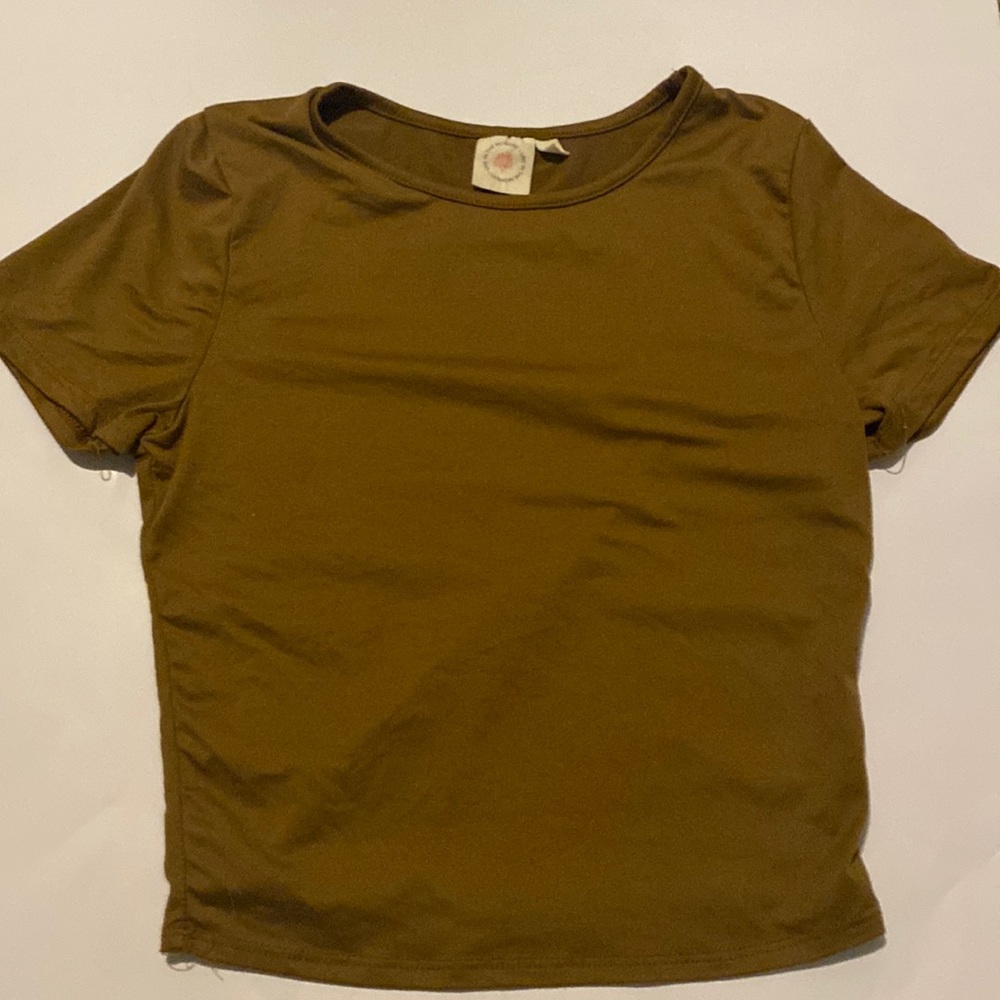 brown short sleeve tee